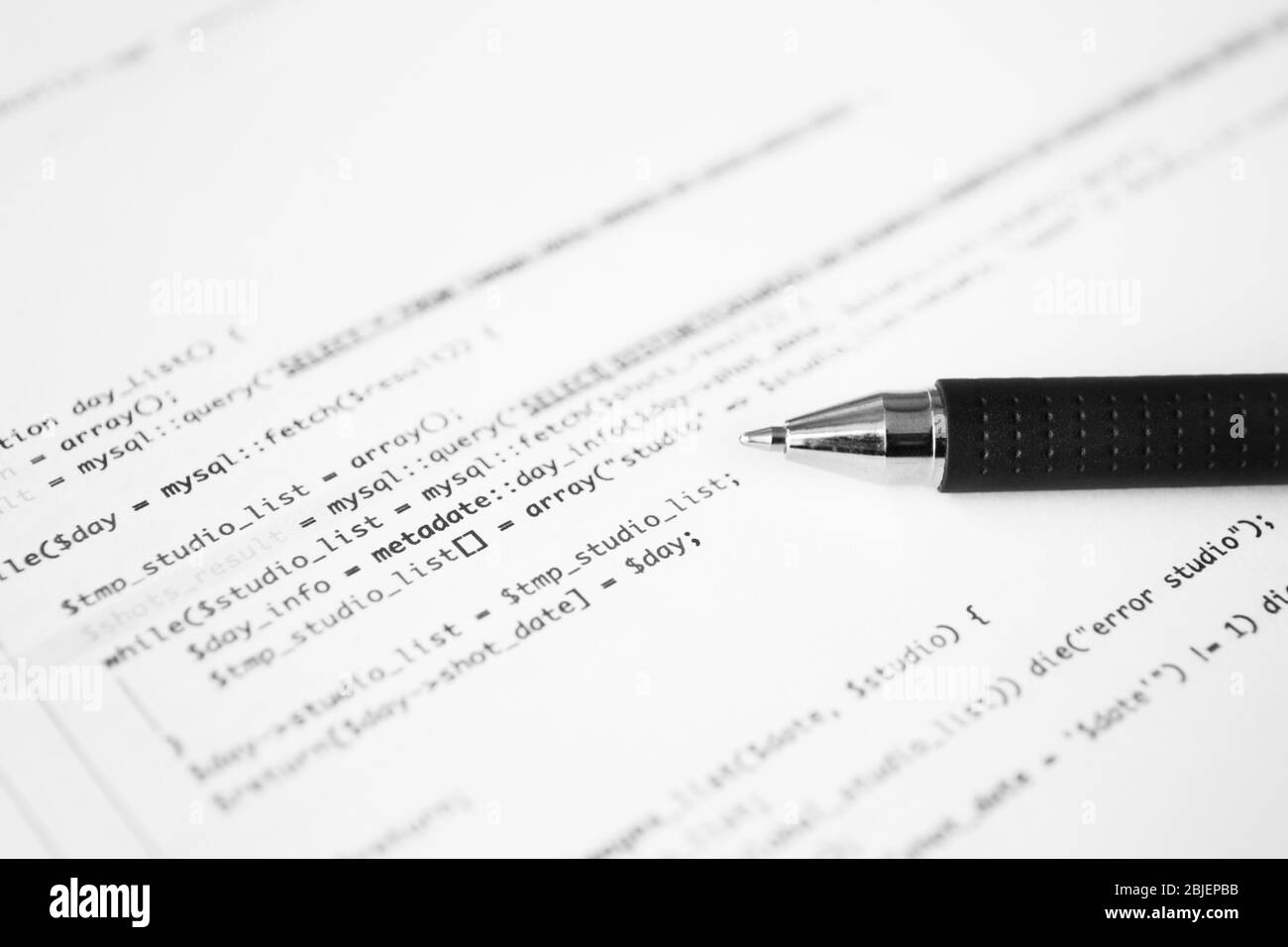 Script-Code auf Papier und Stift, Nahaufnahme. Konzept der Softwareentwicklung Stockfoto