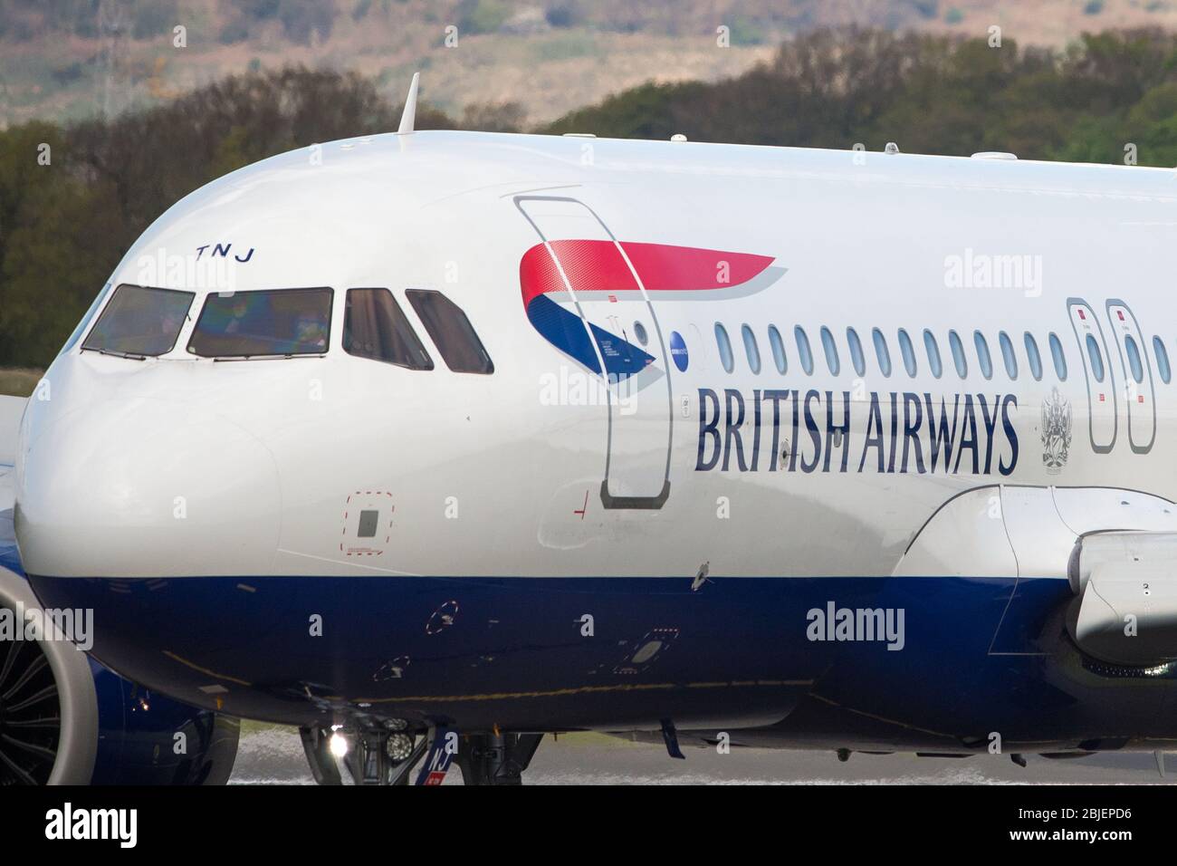 Glasgow, Großbritannien. 28. April 2020. Bild: Ein British Airways Flug von London Heathrow kommt in Glasgow an, das heute während der Coronavirus (COVID-19)-Krise eine von nur wenigen Linienflügen nach Glasgow ist. Bis heute hat British Airways eine Ankündigung gemacht, in der fast 12,000 Mitarbeiter auf die Pandemie reagiert haben, die jede große Fluggesellschaft getroffen hat und einige aus dem Geschäft herausgebracht hat. Quelle: Colin Fisher/Alamy Live News. Stockfoto