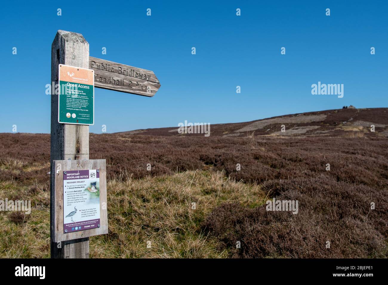 Schild mit dem Brückenweg über einem Moor in Wensleydale, North Yorkshire, der Besucher darauf hinweist, die nistenden Vögel nicht zu stören. Yorkshire Dales National Park, Großbritannien. Stockfoto