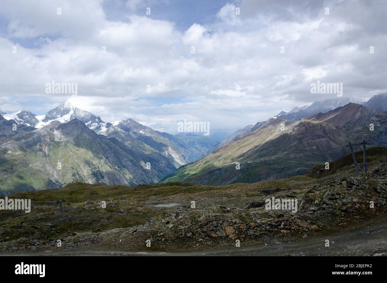 Blick auf die verschneite Berglandschaft an einem bewölkten Tag in der Sommersaison am Gornergrat, Schweiz Stockfoto