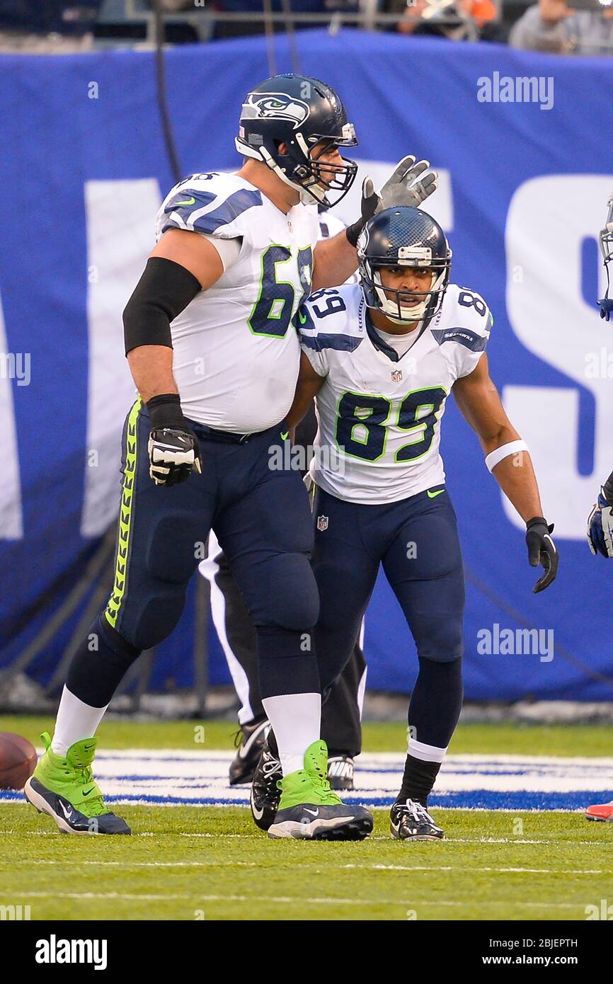 15. Dezember 2013: Seattle Seahawks Wide Receiver Doug Baldwin (89) reagiert mit Seattle Seahawks Tackling Breno Giacomini (68) nach seinem Touchdown Durin Stockfoto