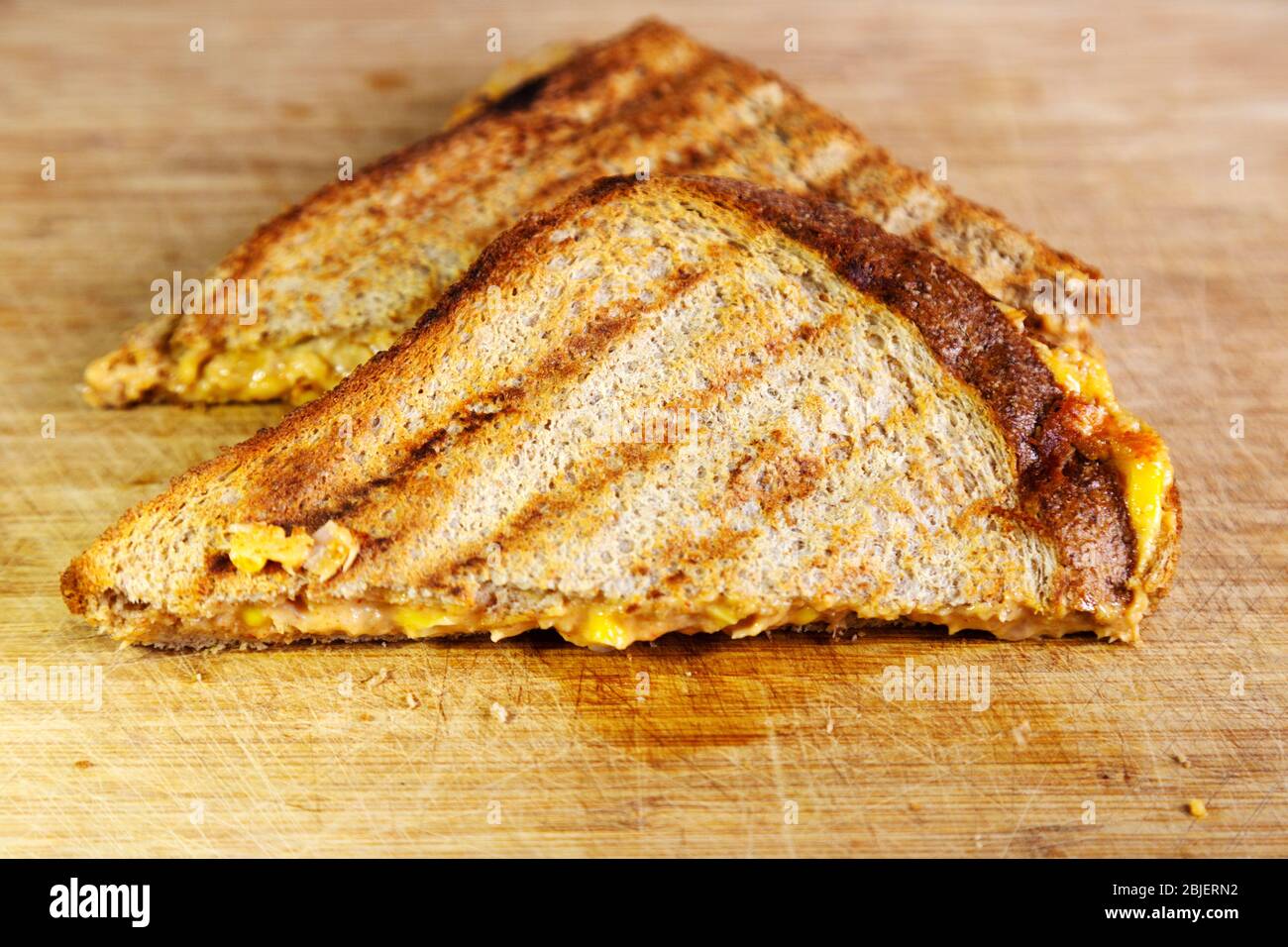 Ein Thunfisch und Mais schmelzen Käse Toastie. Das Sandwich wird mit Thunfisch, Cheddar-Käse, Mais und Mayonnaise hergestellt. Stockfoto