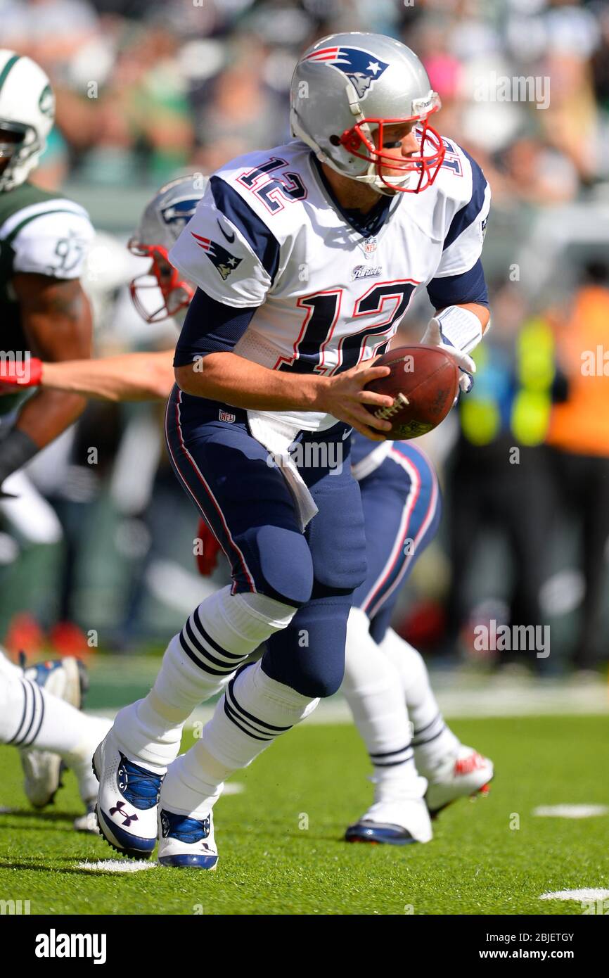 20. Oktober 2013: New England Patriots Quarterback Tom Brady (12) fällt in der ersten Hälfte einer Woche 7 AFC East Matchup zwischen Th. Zurück in die Hand Stockfoto