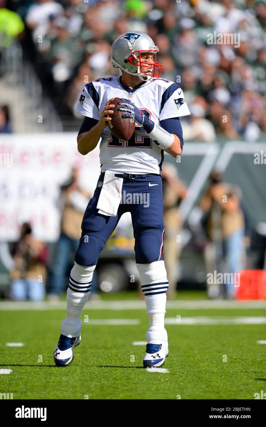 20. Oktober 2013: New England Patriots Quarterback Tom Brady (12) kehrt in der ersten Hälfte einer Woche 7 AFC East Matchup zwischen den beiden vorbei Stockfoto