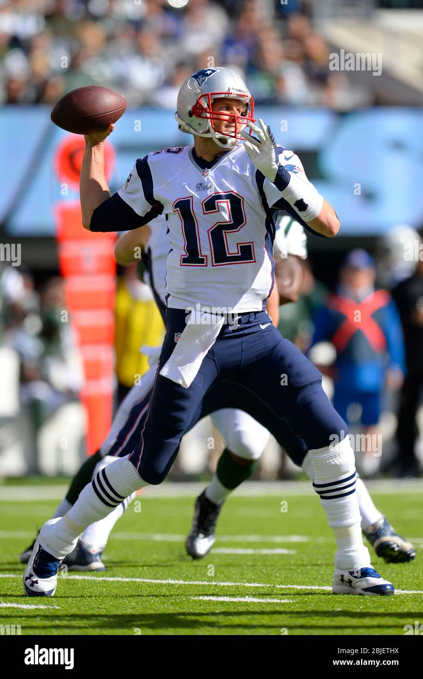 20. Oktober 2013: New England Patriots Quarterback Tom Brady (12) kehrt in der ersten Hälfte einer Woche 7 AFC East Matchup zwischen den beiden vorbei Stockfoto