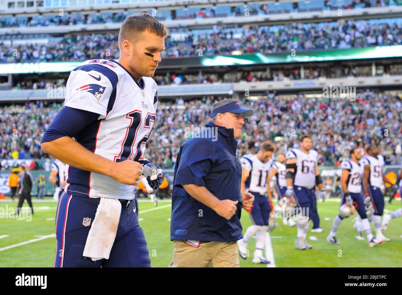20. Oktober 2013: Der Quarterback der New England Patriots Tom Brady (12) geht vom Feld, nachdem die New York Jets die New England Patriots 30-27 besiegt hatten Stockfoto