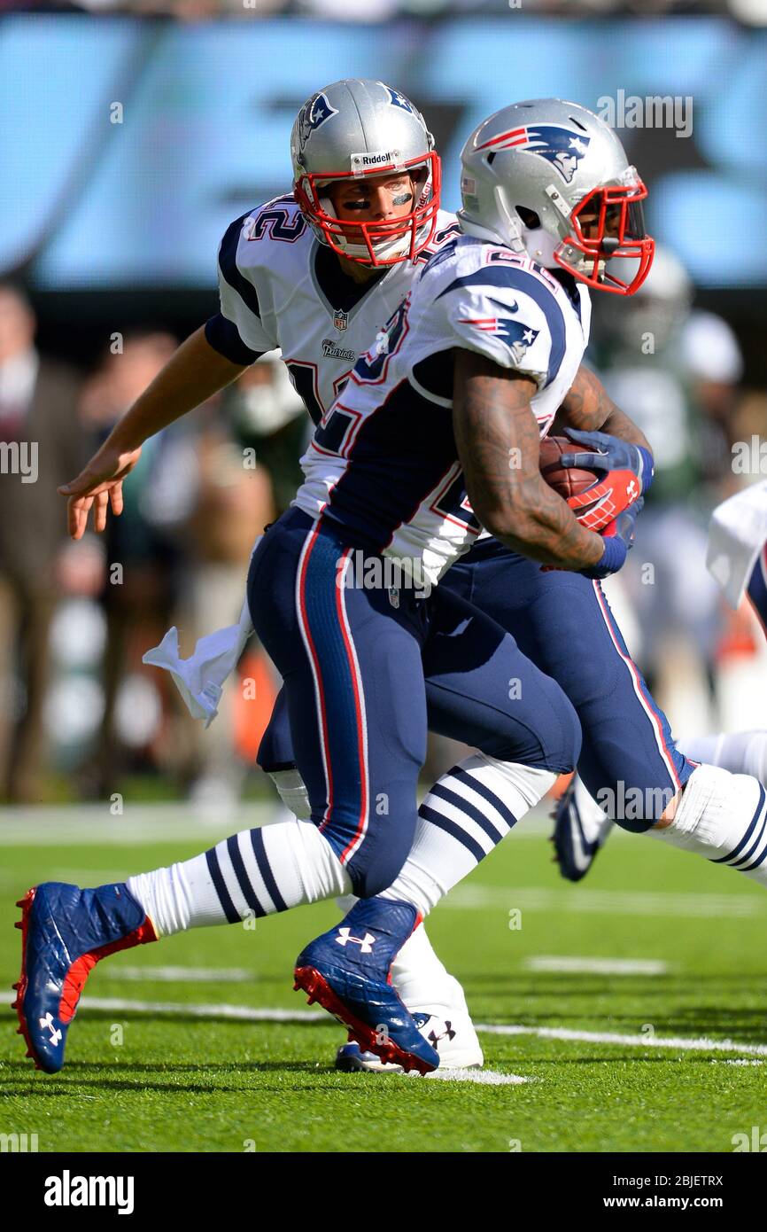 20. Oktober 2013: New England Patriots Quarterback Tom Brady (12) übergibt sich an New England Patriots, die Stevan Ridley (22) im zweiten zurücklaufen Stockfoto