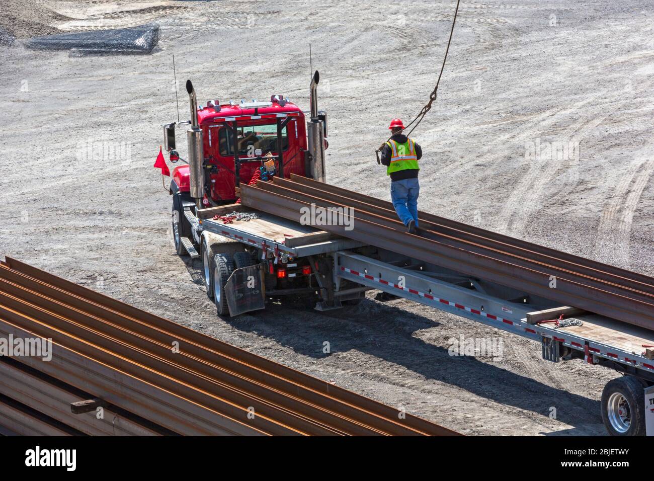 Detroit, Michigan - Arbeiter entladen Stahlpfähle von einem LKW. Die Anhäufung wird als Stütze für eine Brücke verwendet, die über die Interstate 94 rekonstruiert wird. Stockfoto