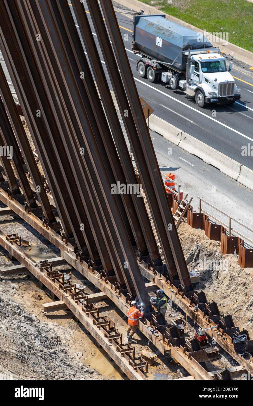Detroit, Michigan - Stahlpfähle werden in den Boden getrieben, um eine Brücke zu stützen, die über Interstate 94 ersetzt wird. Stockfoto