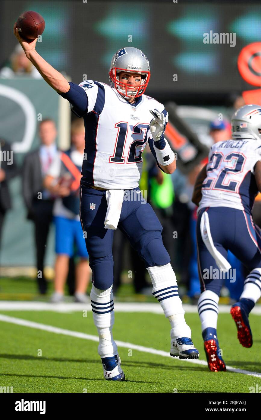 20. Oktober 2013: Der New England Patriots Quarterback Tom Brady (12) wirft einen Pass in der zweiten Hälfte einer Woche 7 AFC East Matchup zwischen den New en Stockfoto