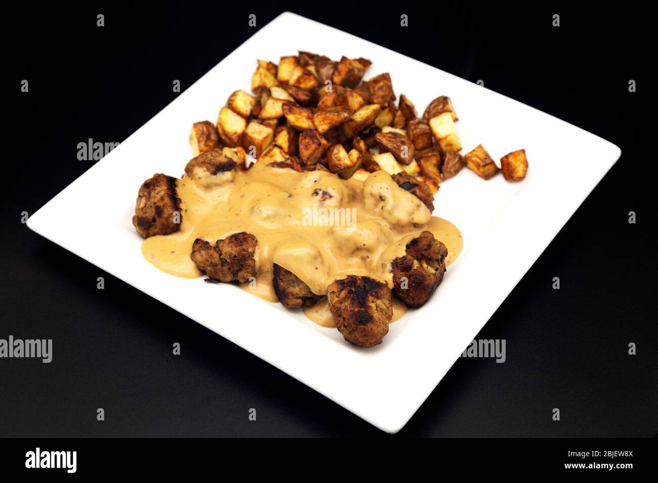 Ein Teller mit hausgemachten schwedischen Stil Fleischbällchen (Svenska Kottbullar) und cremige Sauce nach dem Rezept von Ikea veröffentlicht gemacht. Stockfoto