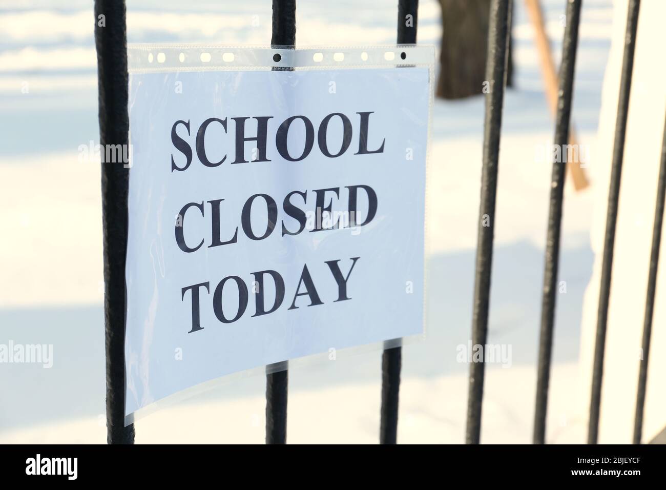 Schule wegen starkem Schneefall geschlossen Stockfoto