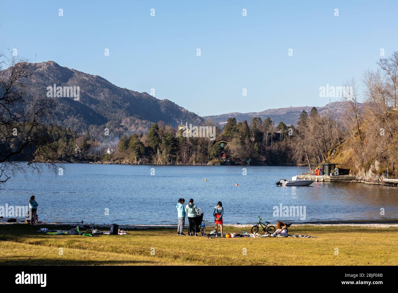 Blick über den Nordaasvannet See vom Skjoldbukten Strand in Richtung Troldhaugen und Loevstakken Berg. Anfang April. Bergen, Norwegen Stockfoto