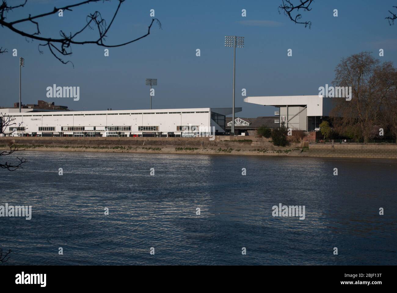 1960s 1970s White Steel Structure Architecture Football Stadium Fulham FC Craven Cottage Stevenage Rd, Fulham, London SW6 6HH Stockfoto