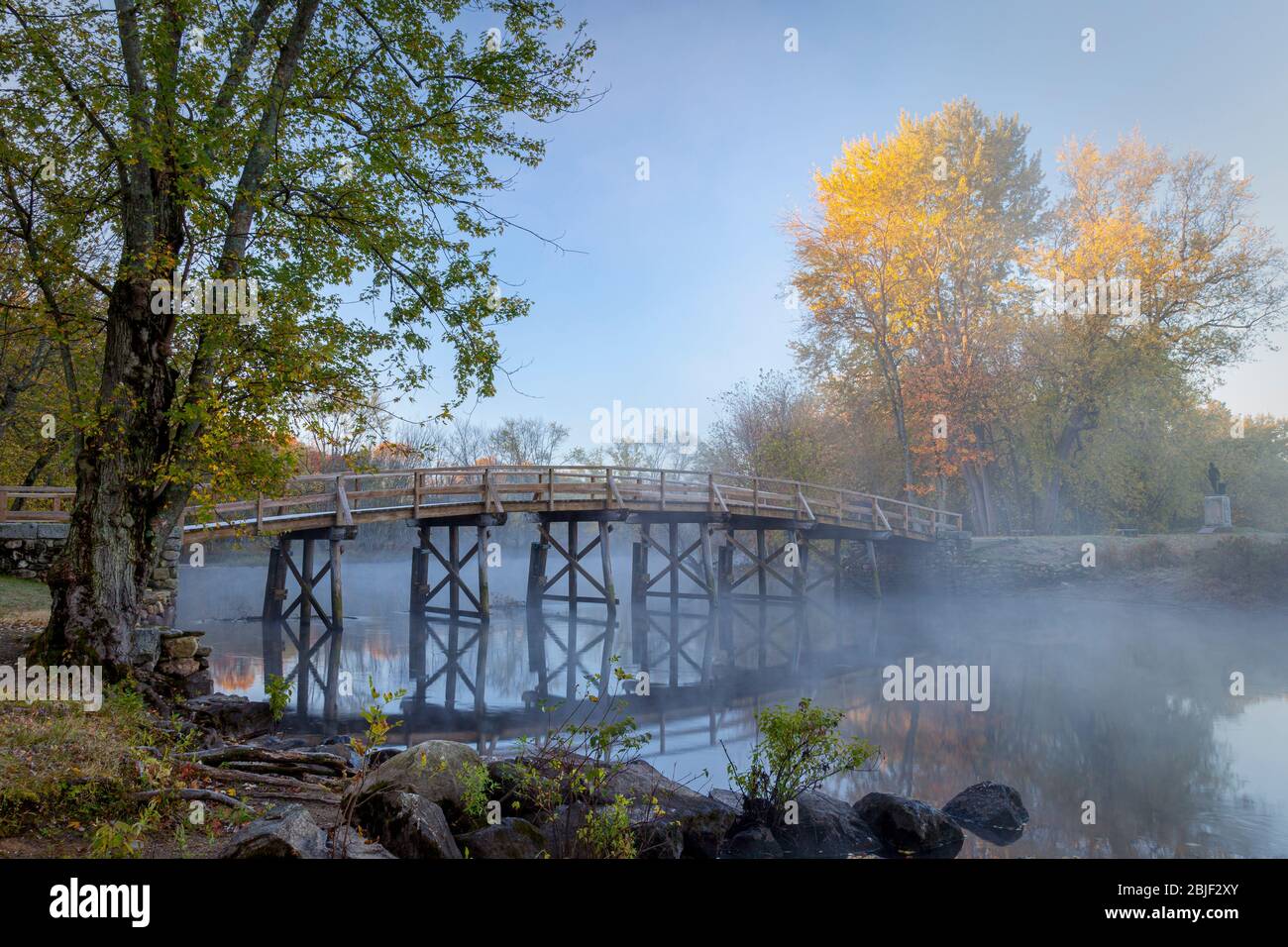 Herbstlichen Morgendämmerung am historischen Old North Bridge in Concord, Massachusetts, USA Stockfoto