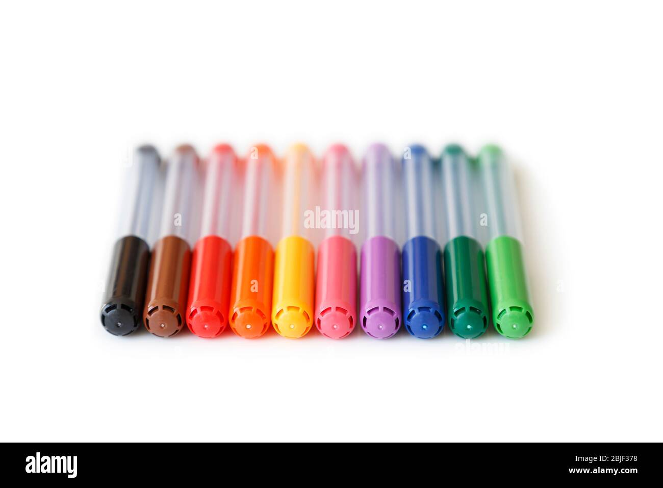 Nahaufnahme eines Sets von farbigen, regenbogenfarbenen Markern in einer Reihe, aus einem tiefen Winkel. Isoliert auf weißem Hintergrund mit Beschneidungspfad. Stockfoto
