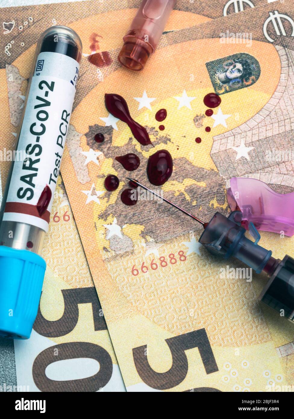 Blutspritze mit Covid-19-Impfstoff auf Euro-Banknoten, konzeptionelle Idee Stockfoto