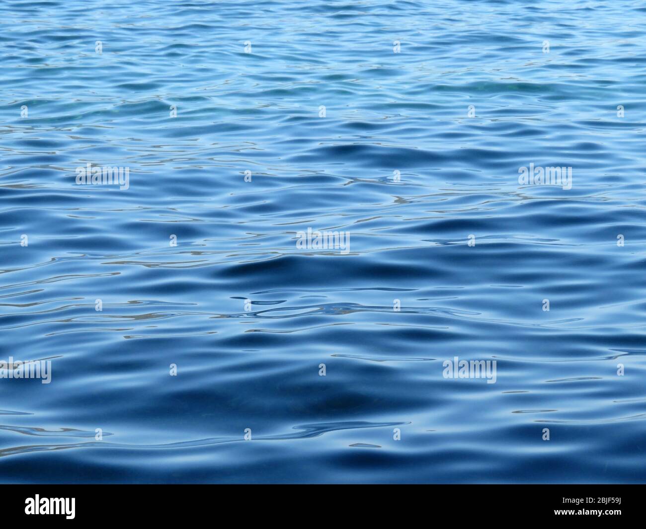 Wasseroberfläche Textur von tiefblauem Meer. Weiche Wellen, Wellenwasser für Hintergrund Stockfoto