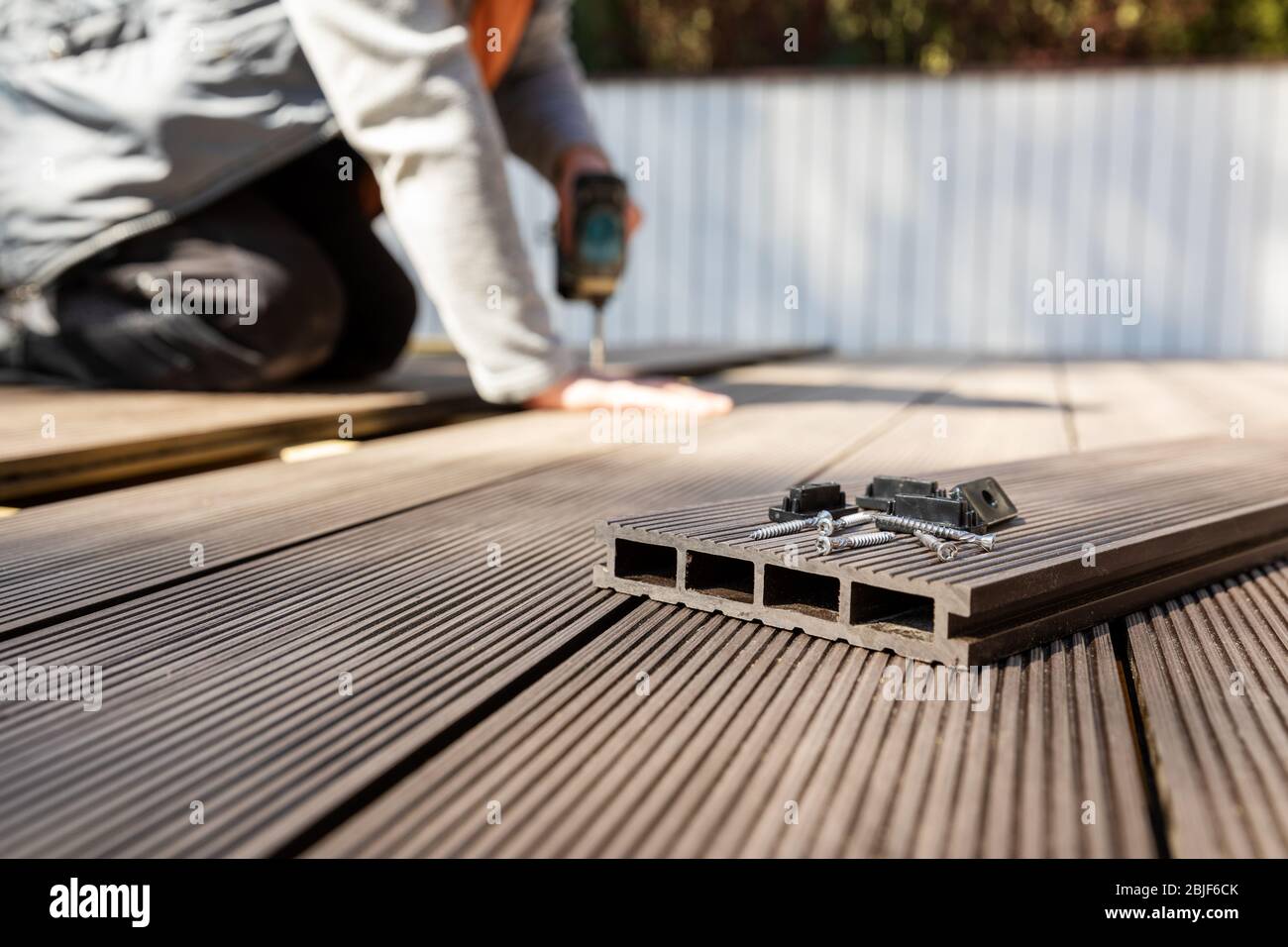 wpc Terrassenbau - Arbeiter Installation Holz Kunststoff Verbunddielen Stockfoto