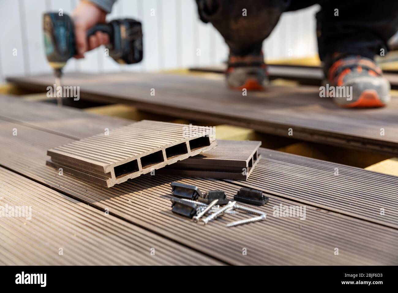 wpc Terrassenbau - Arbeiter Installation Holz Kunststoff Verbunddielen Stockfoto