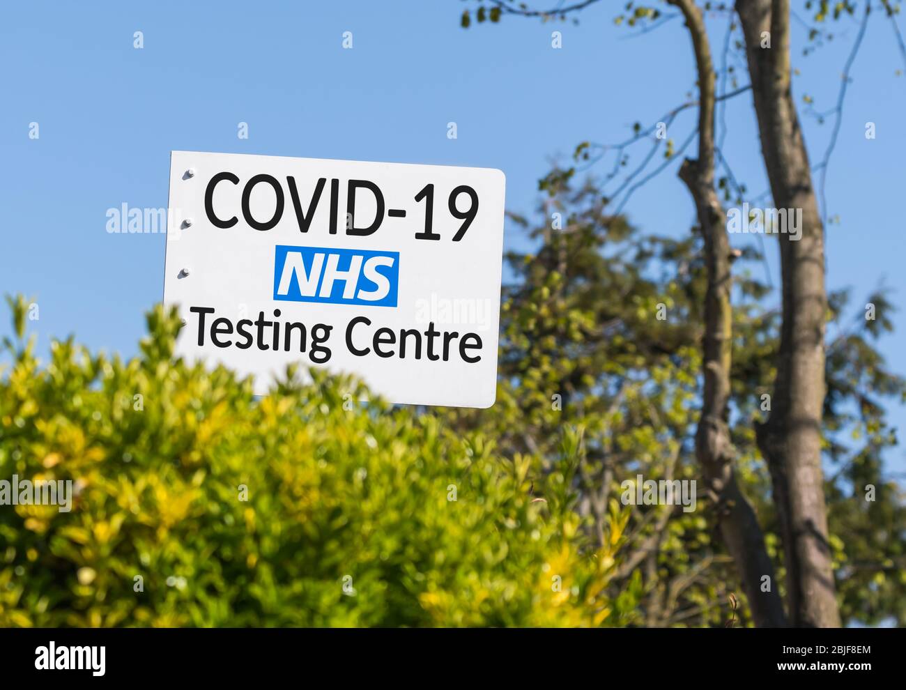 NHS COVID19 Testzentrum Zeichen. Schild für das Coronavirus-Testzentrum. Schild mit dem Standort der COVID-19-Testanlage. Stockfoto