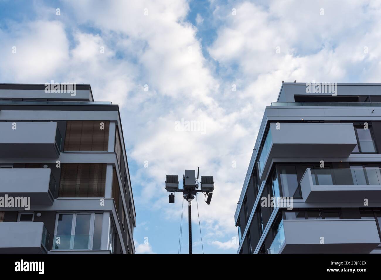 Kameraüberwachung zwischen zwei neuen Gebäuden mit blauem Himmel Stockfoto