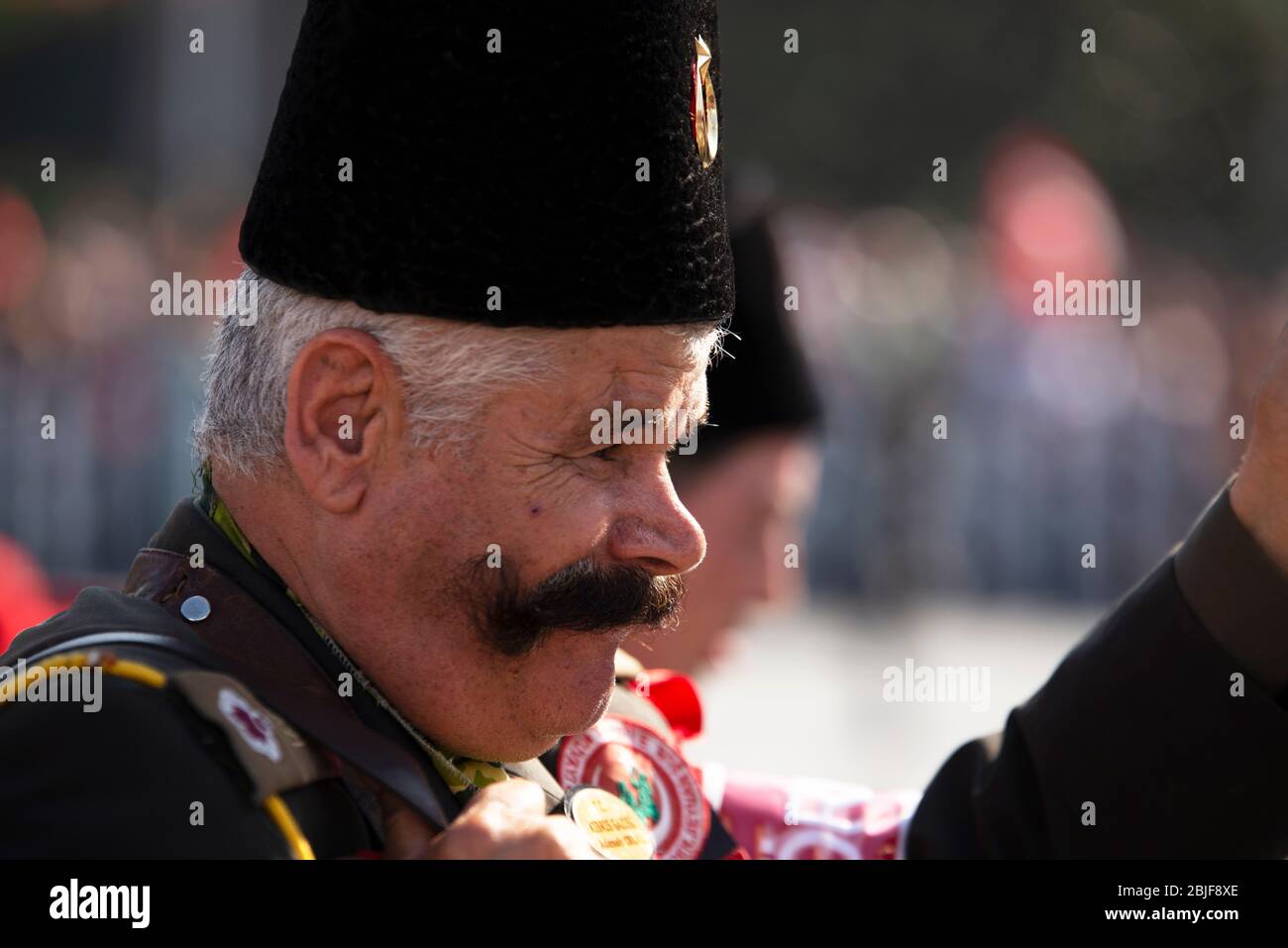 Izmir, Türkei - 29. Oktober 2019: Porträt von Celal Dolasir, dem Kriegsveteranen, mit seiner Uniform und seiner Frau. Er hat einen schönen und maskulinen Schnurrbart. O Stockfoto