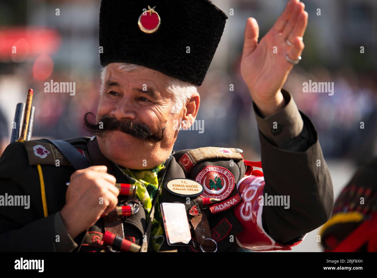 Izmir, Türkei - 29. Oktober 2019: Porträt von Celal Dolasir, dem Kriegsveteranen, mit seiner Uniform und seiner Frau. Er hat einen schönen und maskulinen Schnurrbart. O Stockfoto