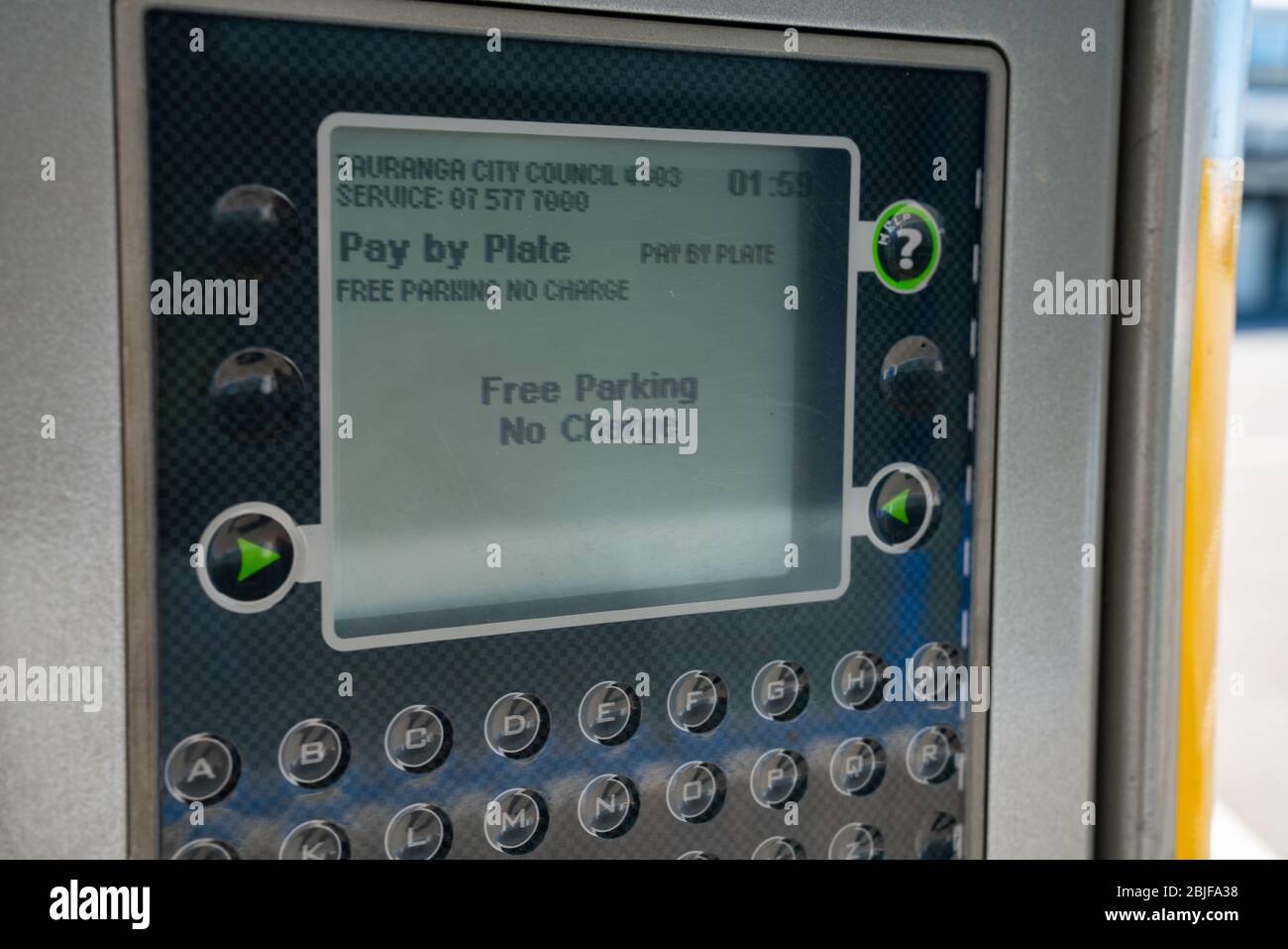 Tauranga Neuseeland - April 27 2020; Kostenlose Parkplätze, kostenlos Hinweis auf lcd-Panel des modernen Parkzähler in der Stadt angezeigt. Stockfoto