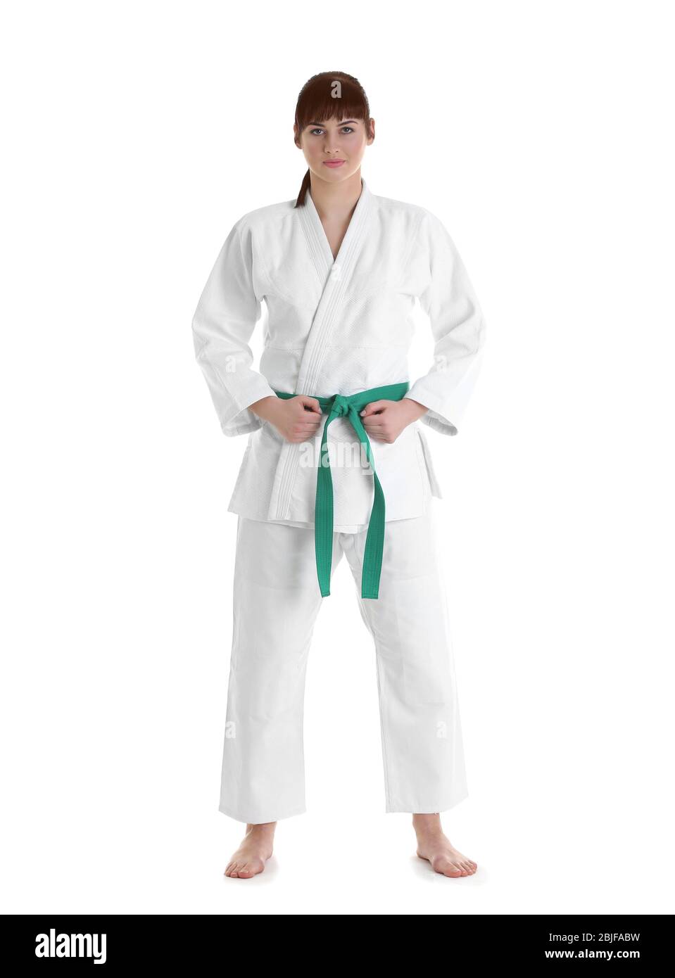 Junge sportliche Frau in Kimono auf weißem Hintergrund Stockfoto