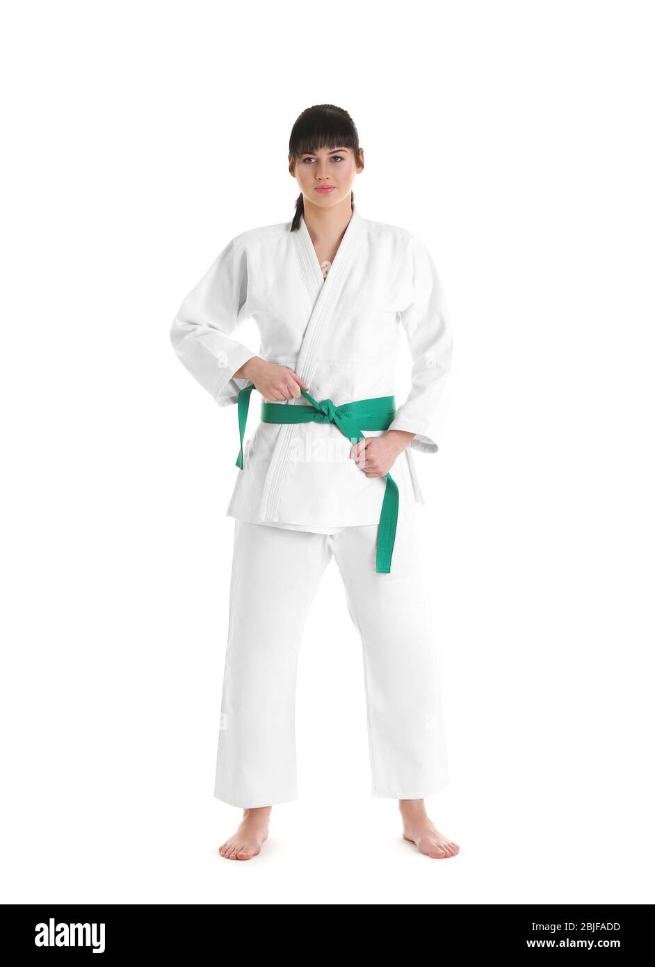 Junge sportliche Frau in Kimono auf weißem Hintergrund Stockfoto