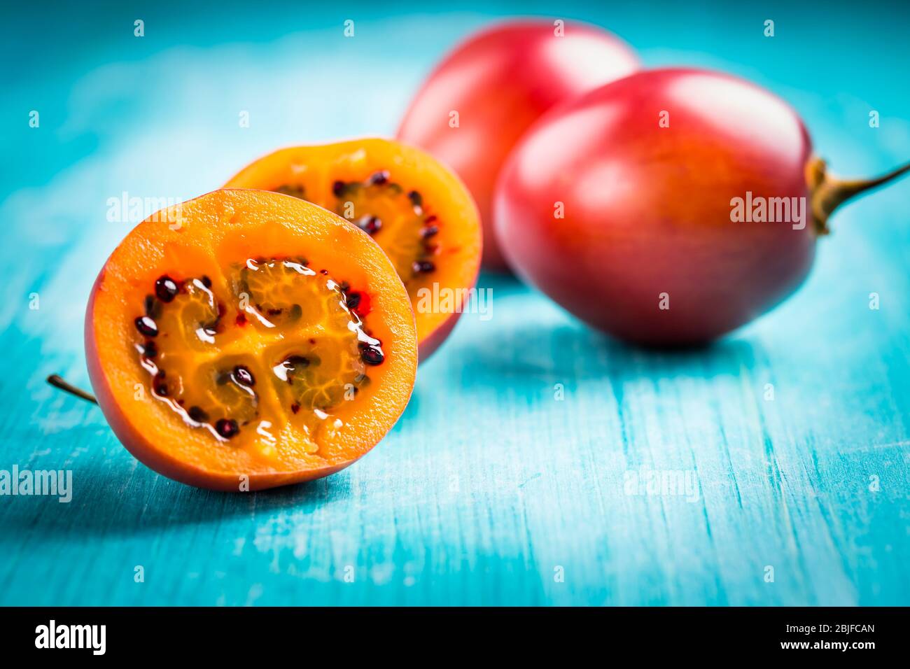 Frische Tamarillo-Frucht auf Holzhintergrund Stockfoto