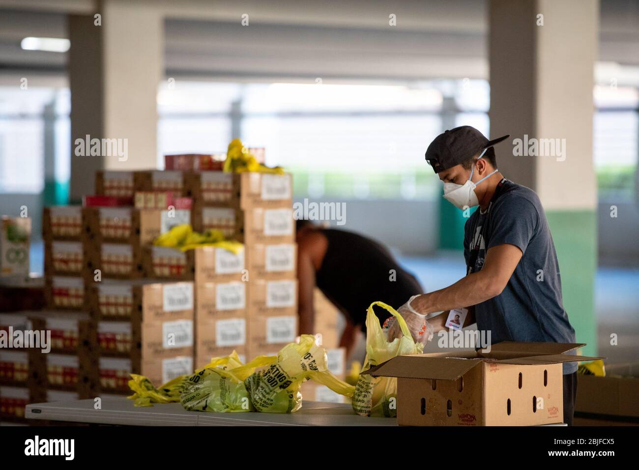 Henderson, NV, USA. April 2020. Freiwillige, die am 29. April 2020 bei einem Coronavirus-Pandemie-Support-Drive-Up-Vertrieb von Lebensmitteln und Schulmaterial im Sunset Station Casino in Henderson, NV, abgebildet sind. Das Distrubution Center war eine gemeinsame Anstrengung von Station Casinos, Three Square Food Bank, der Direct Care to Kids Initiative, Communities in Schools of Nevada, Spread the Word Nevada und der Public Education Foundation. Quelle: Erik Kabik Photography/Media Punch/Alamy Live News Stockfoto