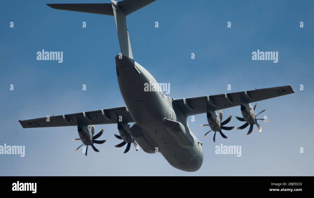 Glasgow, Großbritannien. April 2020. Im Bild: Der Flug der Royal Air Force mit ihrem neuen Airbus 400B-Flugzeug wurde während der verlängerten Sperrung des Coronavirus (COVID19) am Glasgow International Airport gelandet und abgeflogen. Die neuen Airbus-Flugzeuge der RAF haben die alternden Hercules C130 ersetzt, die seit Jahrzehnten das Arbeitspferd der RAF sind. Quelle: Colin Fisher/Alamy Live News. Stockfoto