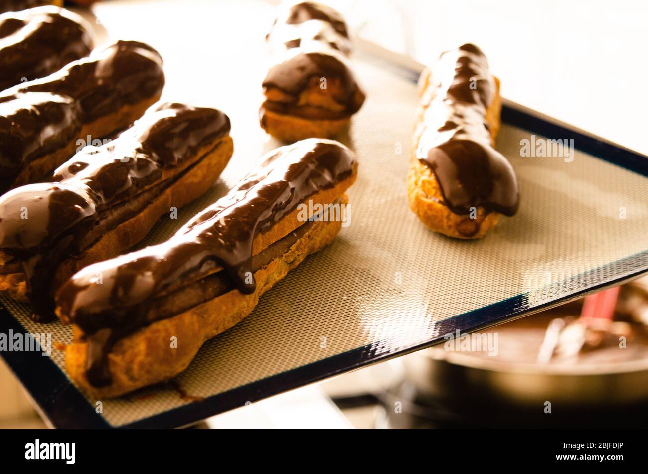 In der professionellen Küche Schokolade in Topf eclair Stockfoto