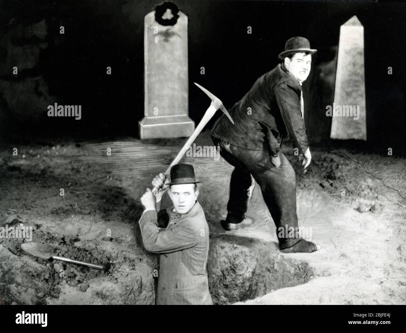 Laurel und Hardy in Friedhof in Szene aus einem klassischen Comedy-Film. Stockfoto