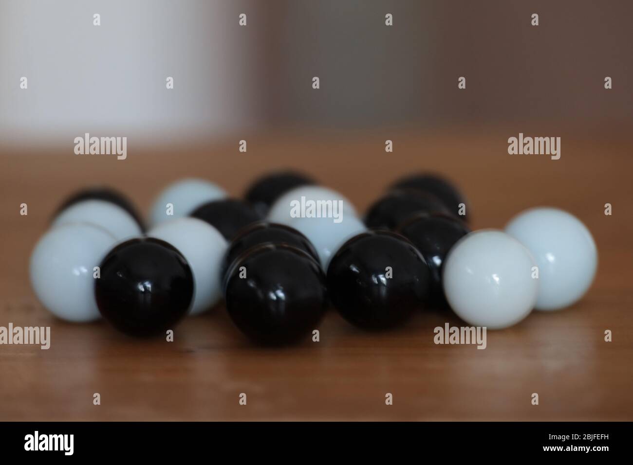 Schwarze und weiße Kugeln aus Marmor Stockfotografie - Alamy