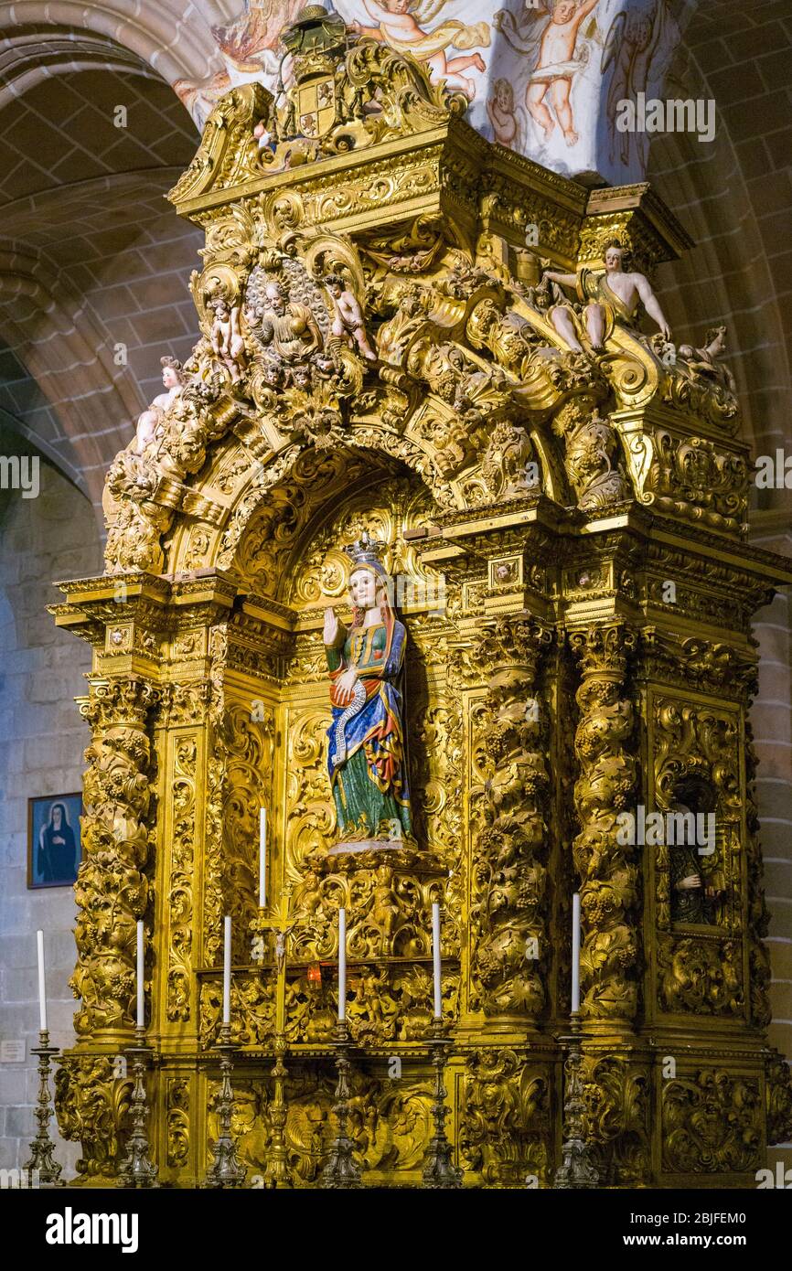 Statue der schwangeren Madonna - Maria Unsere Liebe Frau - in vergoldeter Umgebung in der Kathedrale von Evora (SE) in Portugal Stockfoto