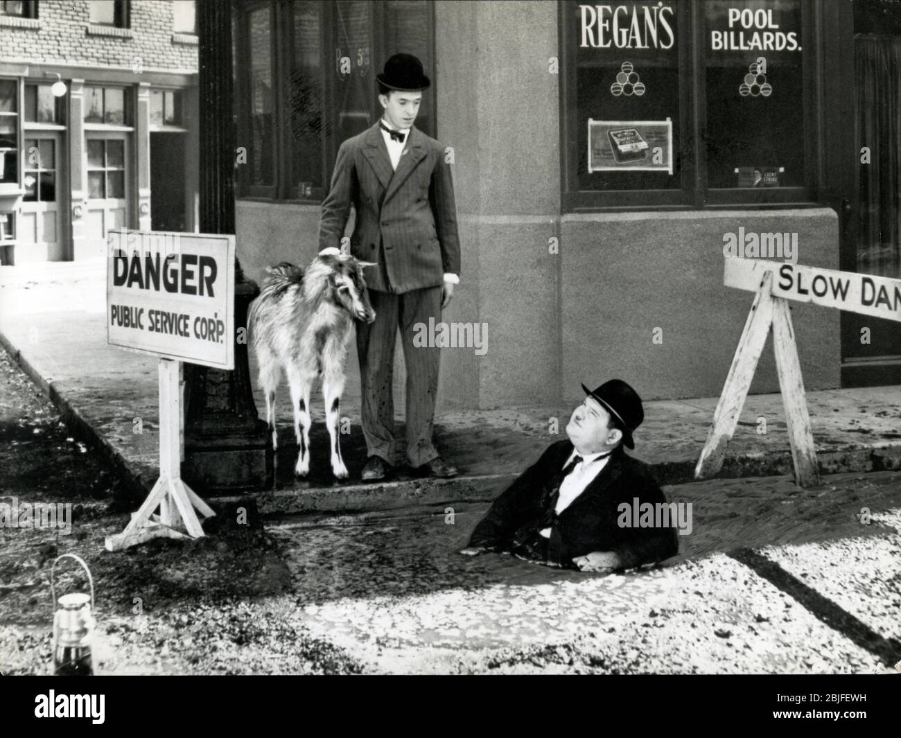 Laurel und Hardy mit einer Ziege in einer Szene aus einem Film. Stockfoto