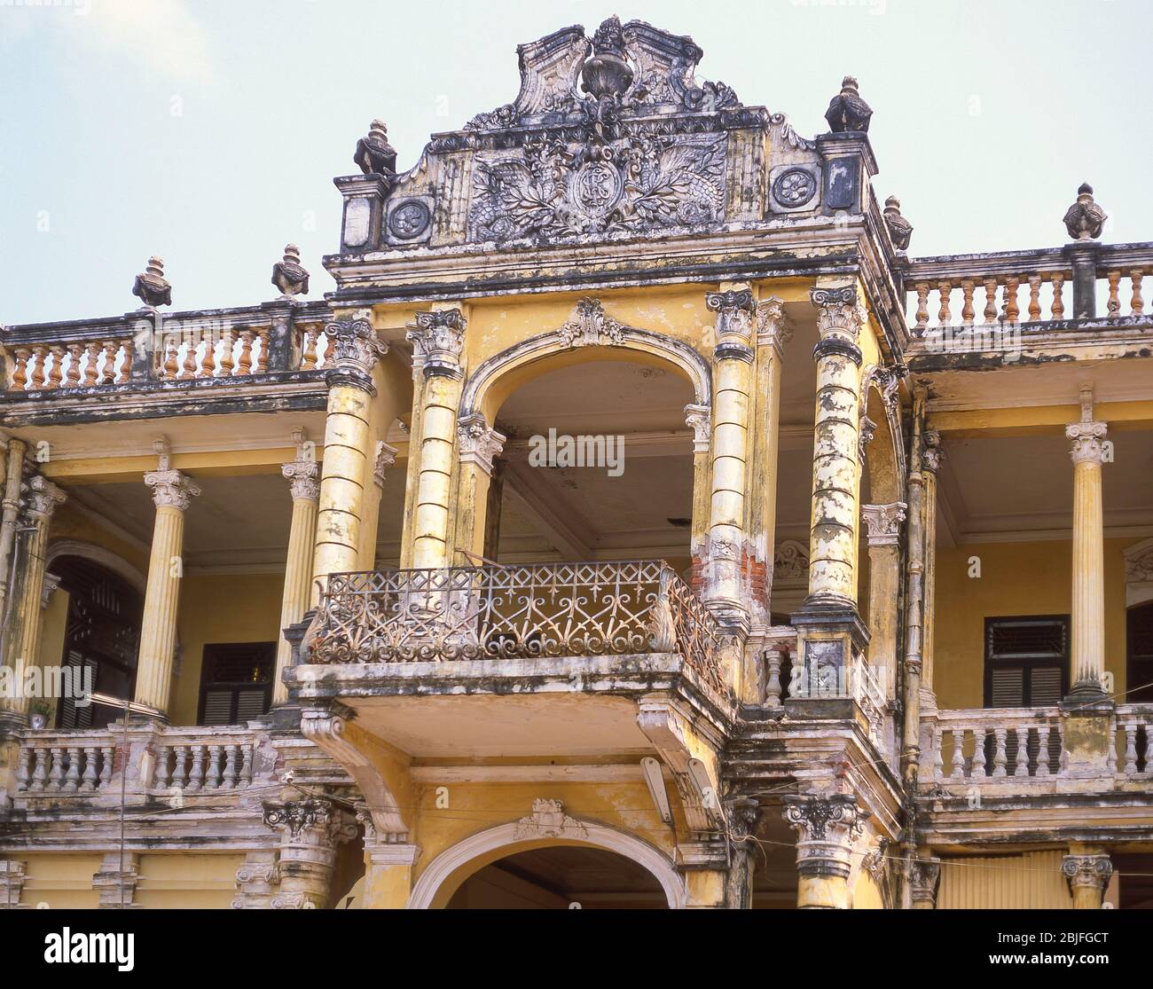 Alte koloniale Villa Fassade, Phnom Penh, Königreich Kambodscha Stockfoto