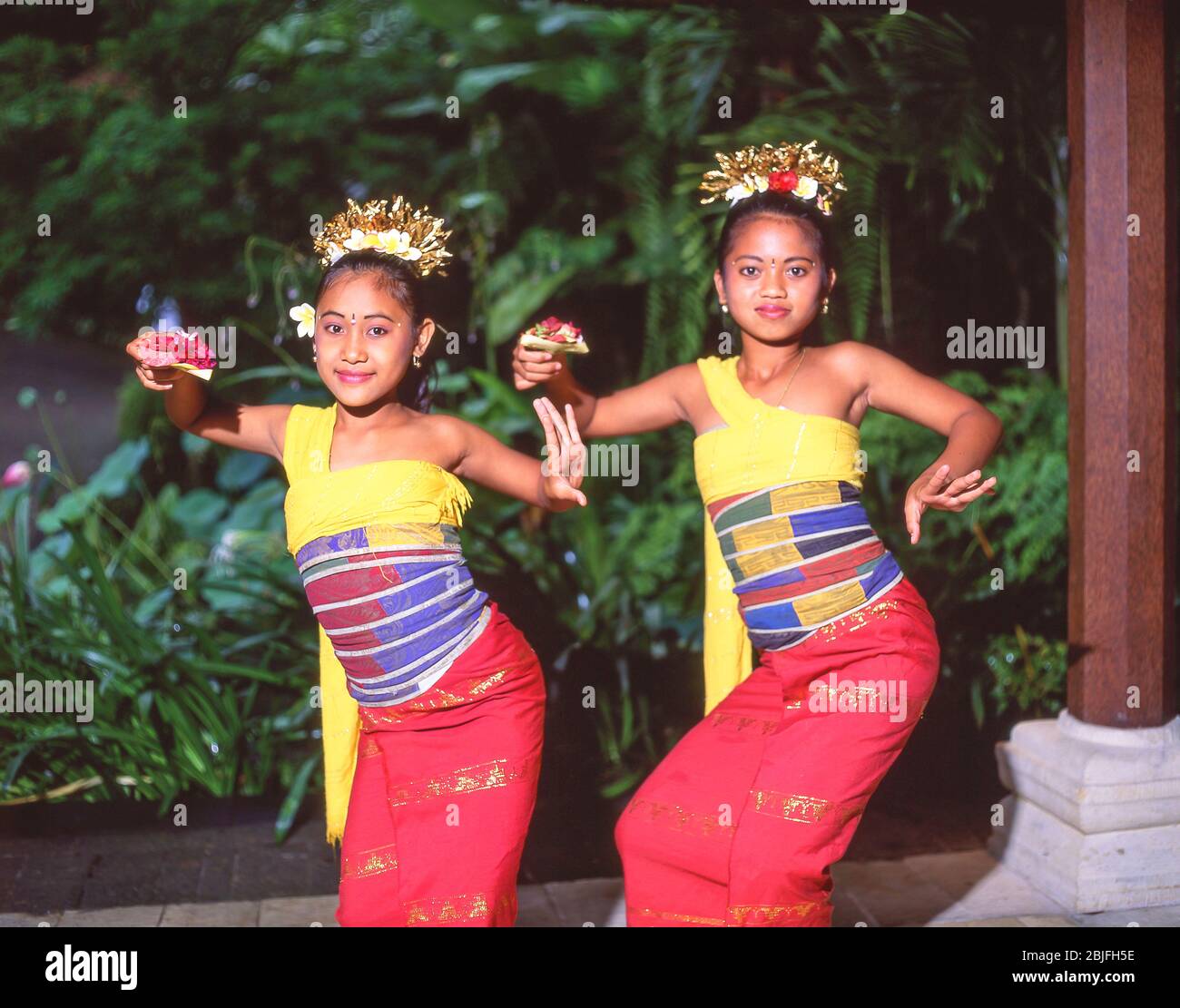 Junge Frauen, balinesische Tänzerinnen, Denpasar, Bali, Indonesien Stockfoto