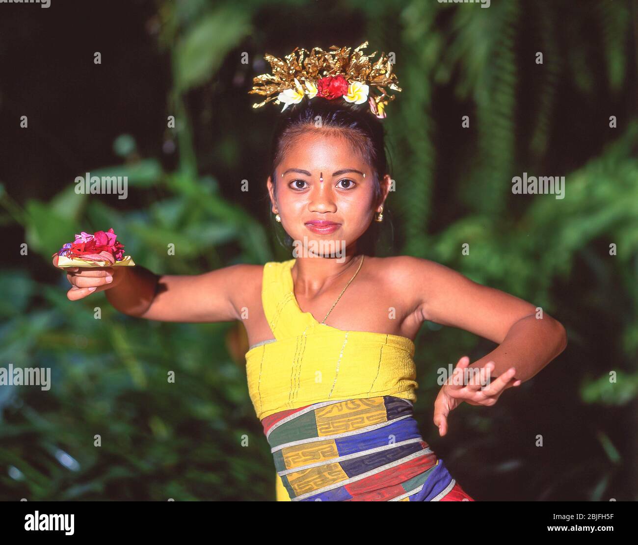 Junge weibliche Legong balinesische Tänzerin, Denpasar, Bali, Indonesien Stockfoto