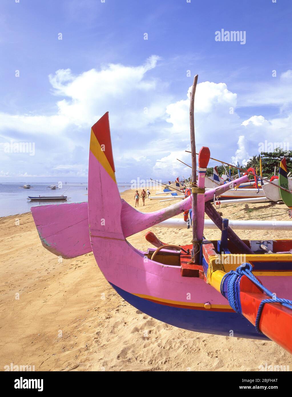 Jukung Ausleger Segelboote auf Sanur Beach, Sanur, Bali, Indonesien Stockfoto