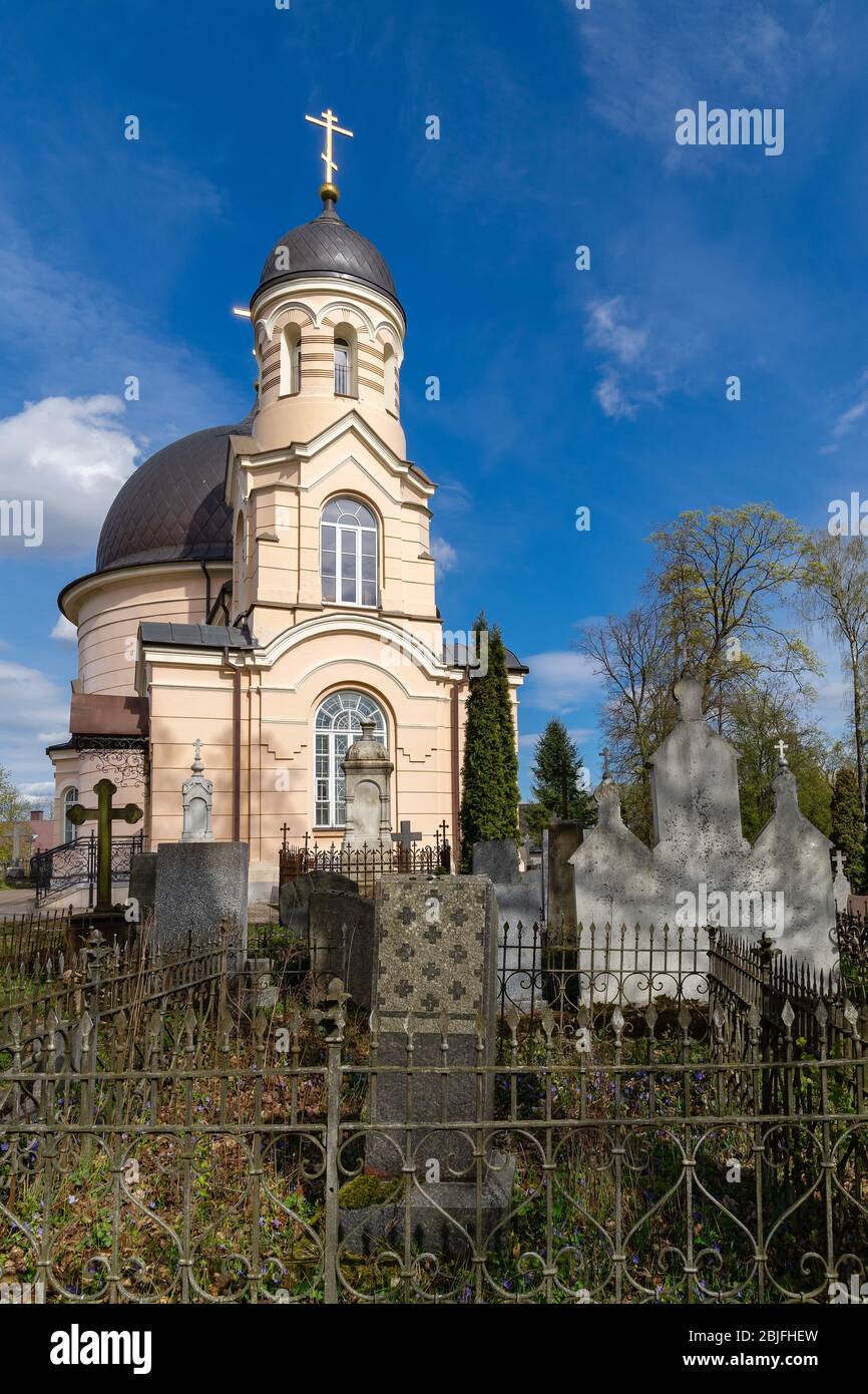 Fragment eines orthodoxen Friedhofs (Euphrosyne) in Vilnius, Litauen. Kirche des heiligen Euphrosyne von Polotsk. Der Friedhof wurde 1795 gegründet Stockfoto