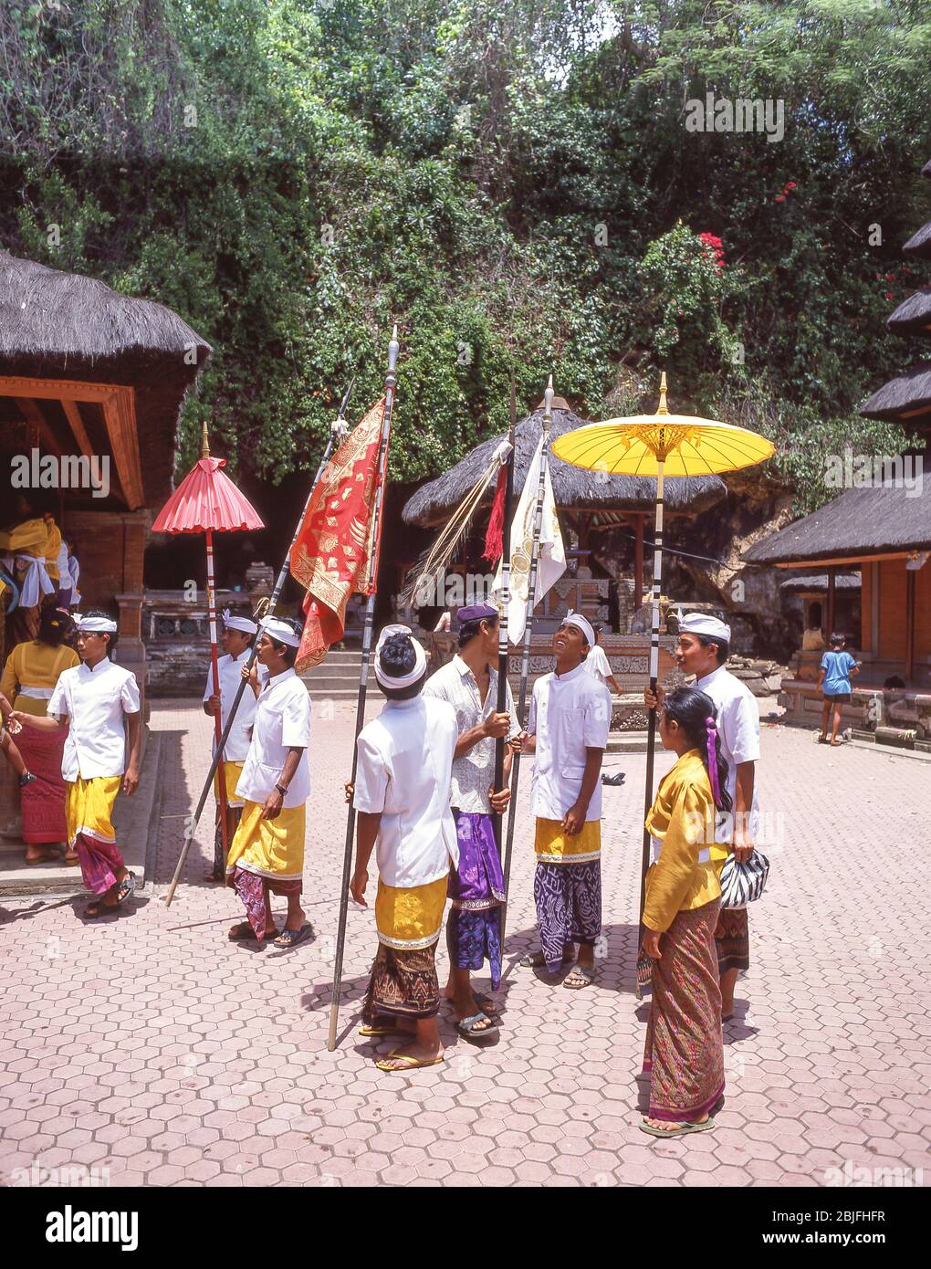 Prozession im Hindu-Tempel der Fledermäuse, Pura Goa Lawah, Pesinggahan, Bali, Republik Indonesien Stockfoto
