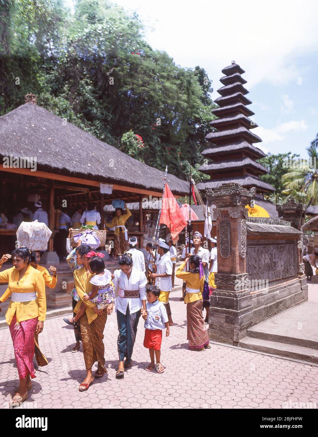 Prozession im Hindu-Tempel der Fledermäuse, Pura Goa Lawah, Pesinggahan, Bali, Republik Indonesien Stockfoto