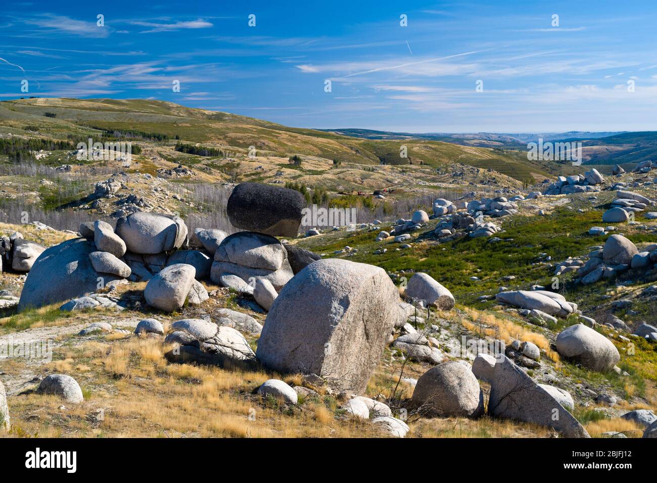 Serra da Estrela Gebirge im Naturpark. Skulpturale Wirkung von glazialen Erratics Felsbrocken, Portugal Stockfoto