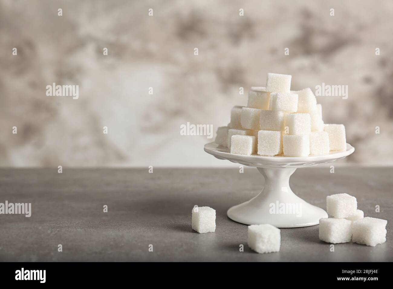 Vintage-Ständer mit Zuckerwürfeln auf dem Tisch Stockfoto