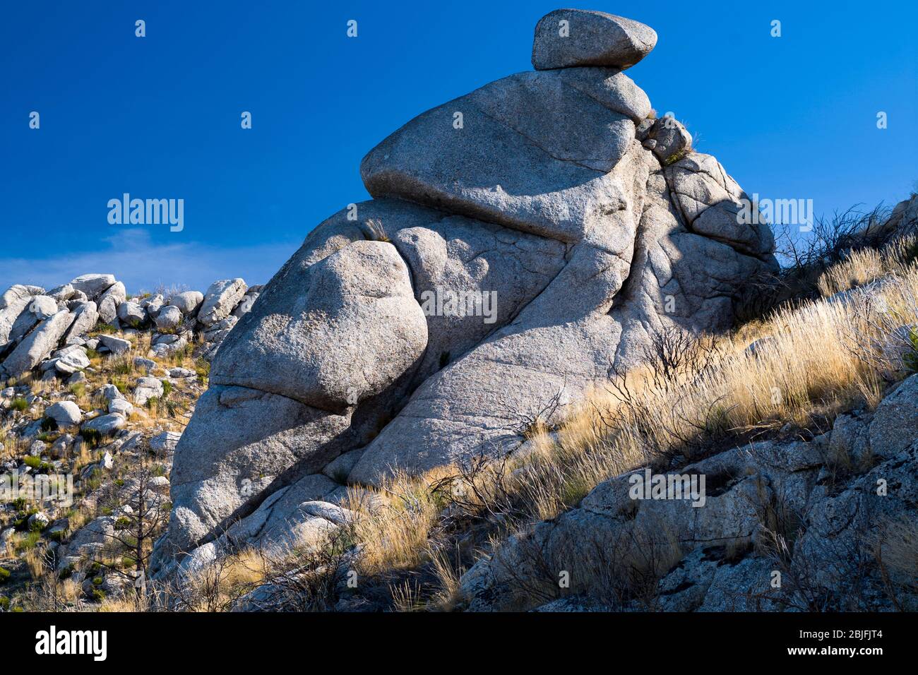 Serra da Estrela Gebirge im Naturpark. Gletschererratik Felsbrocken bilden interessante Skulpturen. Stockfoto