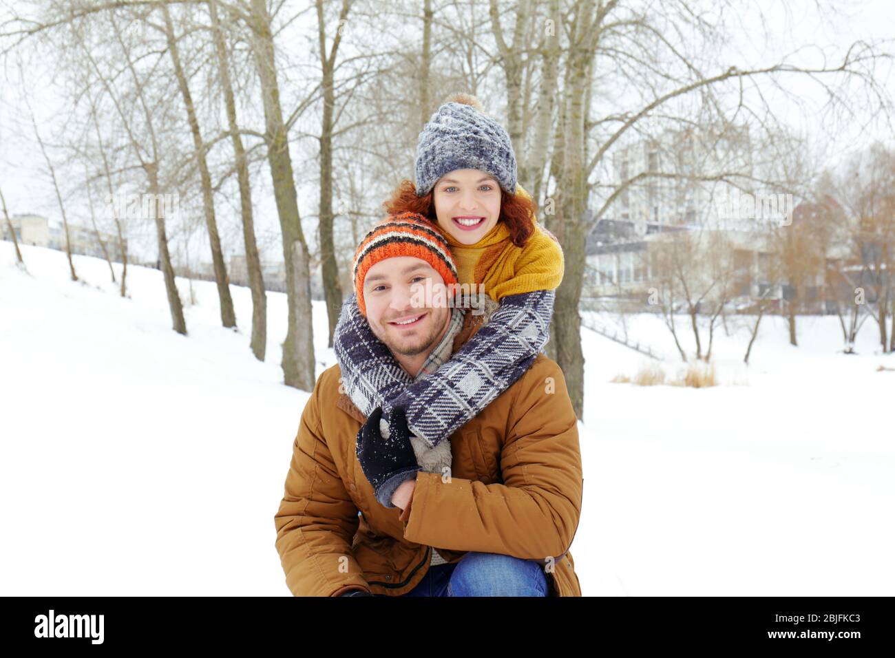 Schönes Paar im Winterpark Stockfoto